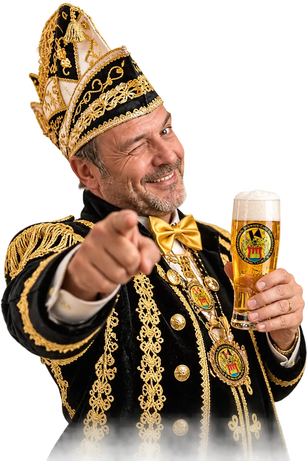 Karnevalist in schwarz-goldener Uniform mit Narrenkappe, ein Glas Bier in der Hand, zeigt mit dem Finger auf den Betrachter